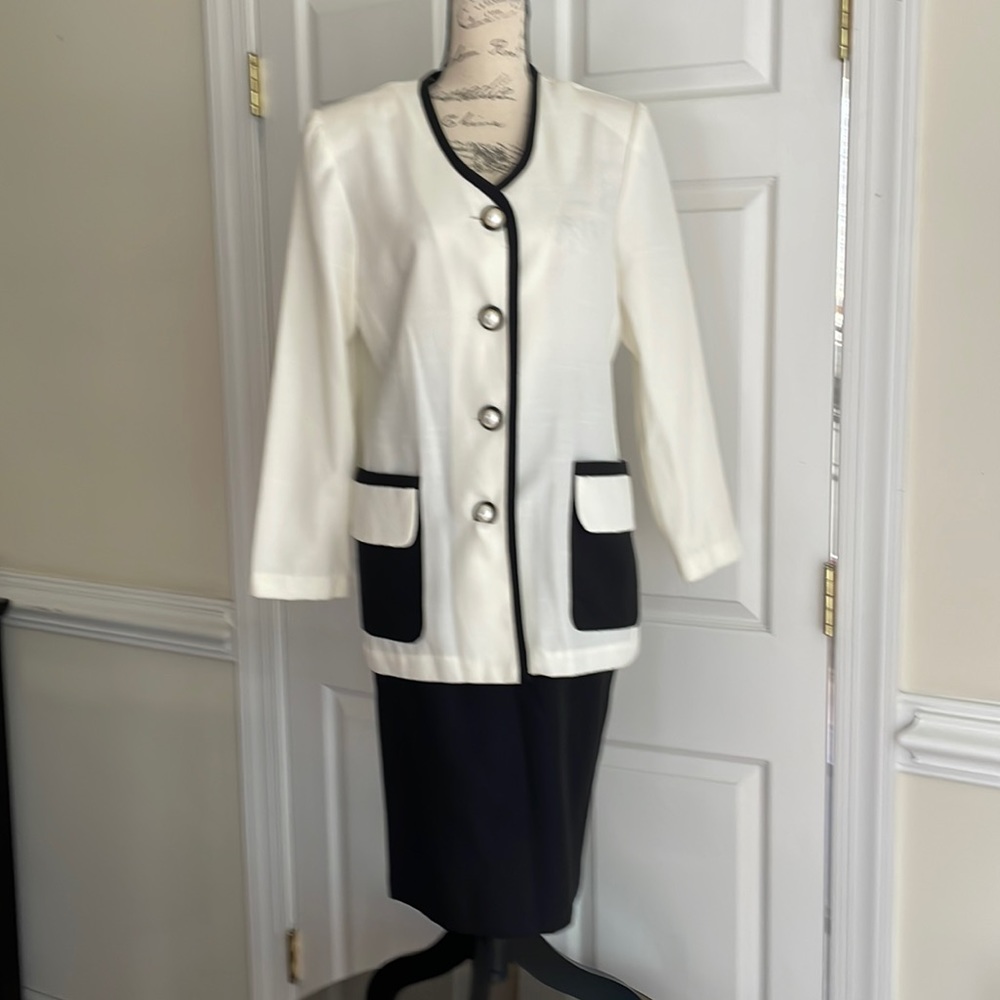 Première éditions skirt suit